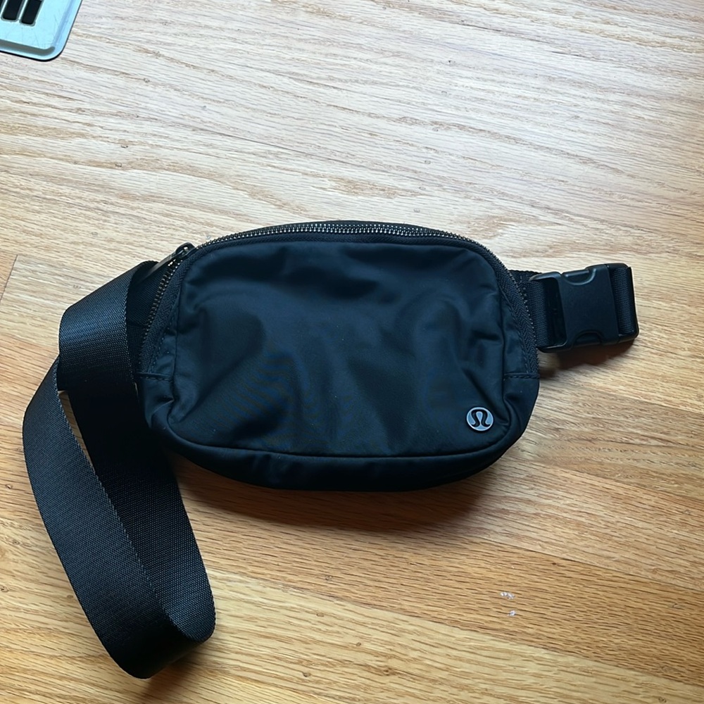 Lululemon everywhere belt bag. 1L Black